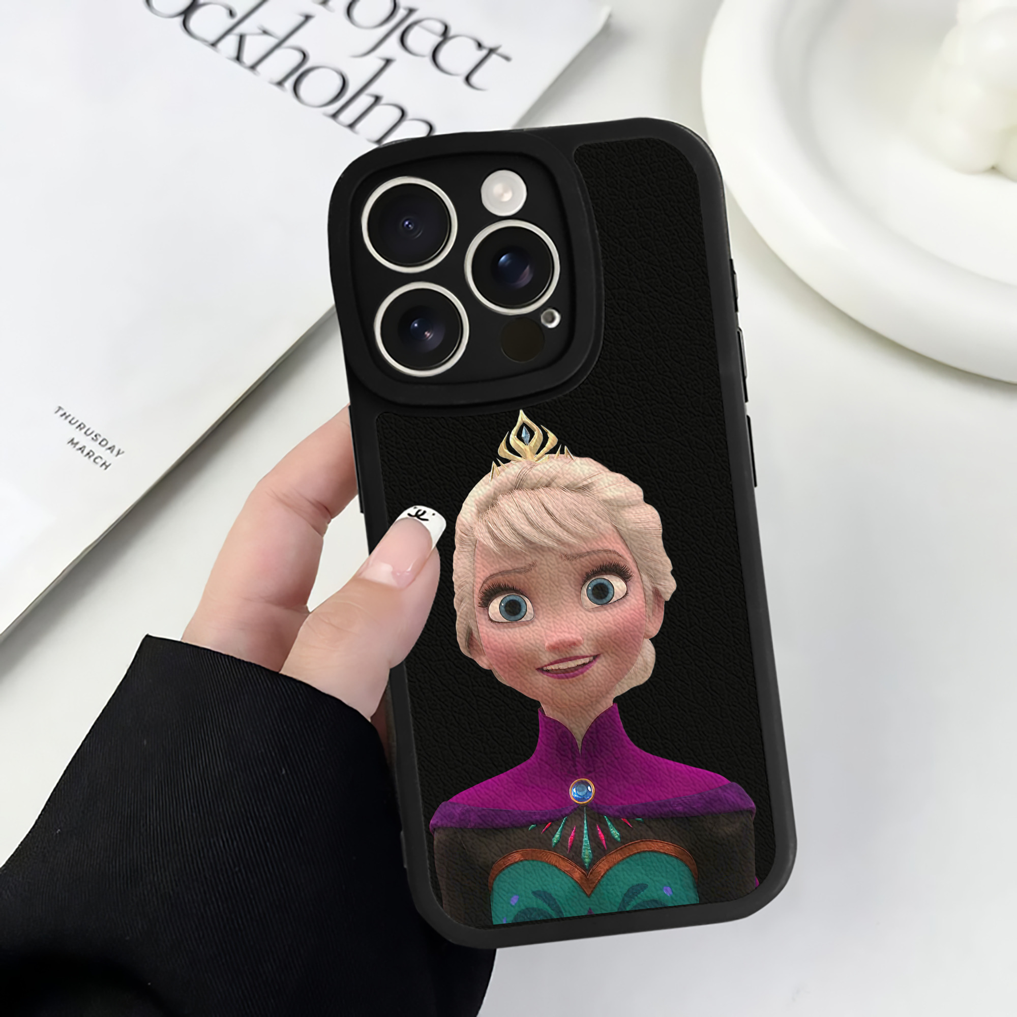 （画像用） アナと雪の女王 アンナ エルサ Frozen Anna Elsa 【iPhone 16シリーズ対応】シリコンスマホケース（レザー調） 材質：シリコン